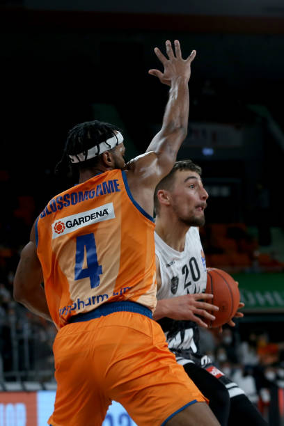 更在比赛中 更在比赛中